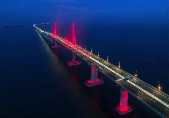 1月3日,港珠澳大桥灯火璀璨.图/视觉中国